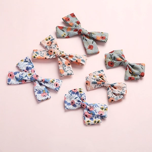 Cinco piezas de pinzas para el cabello con lazo floral para niñas en colores pastel