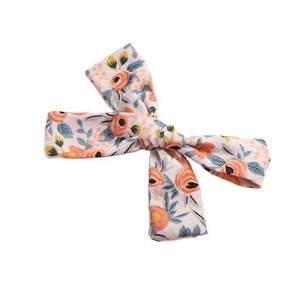 Blumen-Haarspange für Mädchen mit orangefarbenen Rosen auf zartrosa Stoffgewebe