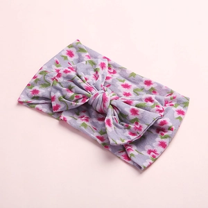 Vue détaillée d'un bandeau en nylon doux à motif floral violet avec un grand nœud