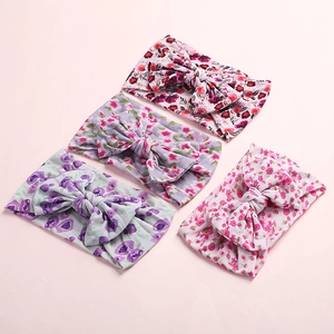 Lot de quatre bandeaux pour bébé en nylon souple avec imprimés floraux et gros nœuds