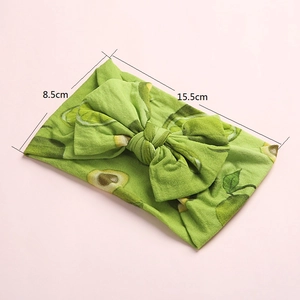Vue détaillée du bandeau bébé vert avec imprimé avocat et dimensions 15,5 cm x 8,5 cm