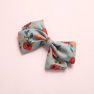 Blaue Haarschleife mit Vintage-Blumenmuster und Strukturstoff für Mädchen