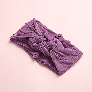 Vue détaillée du bandeau en nylon violet à pois avec un nœud torsadé tressé à trois brins