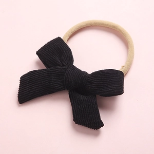 Détail d'un bandeau en velours côtelé noir avec ruban en nylon extensible pour nouveau-nés