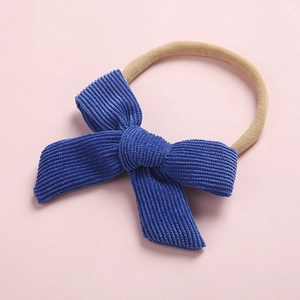 Détail du nœud en velours côtelé bleu roi avec bandeau en nylon souple pour bébés