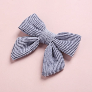 Détail de la barrette à nœud en velours côtelé bleu gris avec texture côtelée