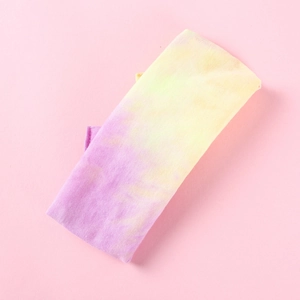 Fascia per neonati in maglia tie-dye con sfumatura gialla e viola su sfondo rosa