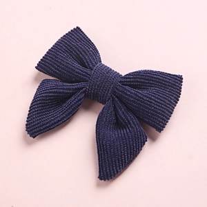 Vue détaillée d'une barrette noeud en velours côtelé bleu marine avec texture striée