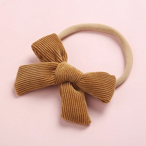 Détail du bandeau avec nœud en velours côtelé moutarde et nylon extensible bébé