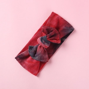 Dettaglio ravvicinato della fascia per neonati tie-dye rossa e grigia in tessuto elastico