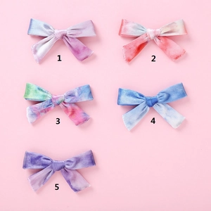 Détail de cinq pinces à cheveux avec nœuds en velours tie-dye style bohème