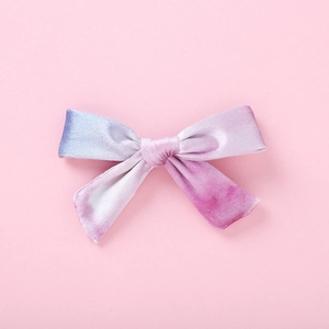 Vue détaillée d'un nœud papillon en velours tie-dye bohème aux dégradés de couleurs pastel