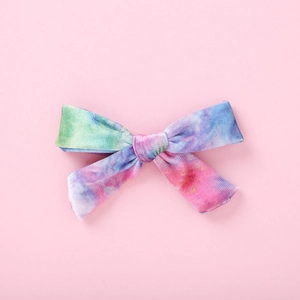 Vue détaillée du nœud en velours tie-dye pour filles aux couleurs pastel printanières