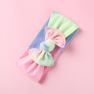 Dettaglio del tessuto in maglia tie-dye e del fiocco morbido sulla fascia neonata