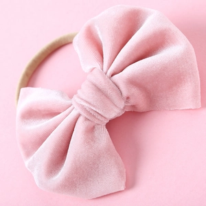 Detail von rosa Samt Haarschleife mit weichem elastischem nahtlosem Nylon Stirnband