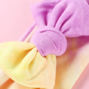 Primo piano della trama in maglia a coste e del tie-dye sulla fascia per neonati
