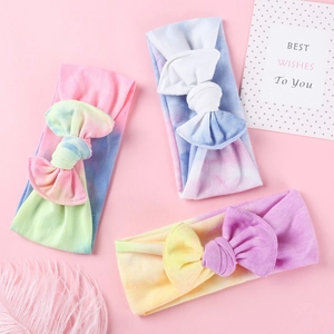 Dettaglio di tre fasce per neonati tie-dye fatte a mano con fiocchi e tessuto elastico