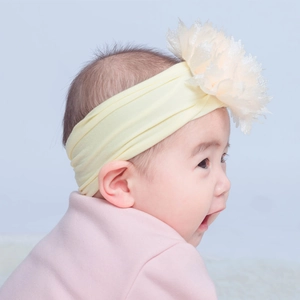 Baby Haarband aus Nylon mit großer Spitzenblume an einem Kleinkind Modell