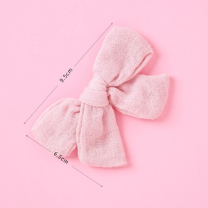 Fiocco per capelli in mussola rosa con dettaglio tessuto, misura 9,5 cm per 6,5 cm