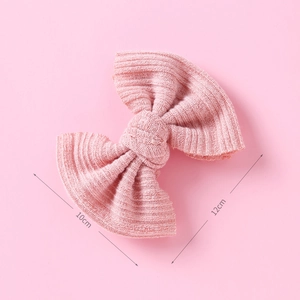 Makro-Detail der rosa gestrickten Haarschleife mit Textur und 12 cm x 10 cm Abmessung