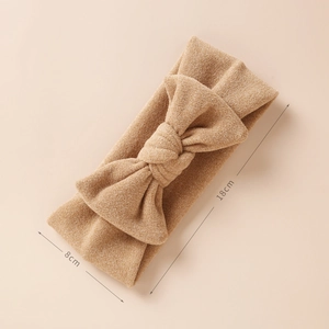Détail du bandeau tricoté pour bébé avec nœud couleur avoine, dimensions 18cm par 8cm