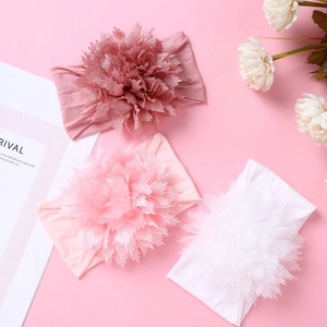 Drei Baby Stirnbänder aus Nylon mit großen Stoffblumen in Rosa- und Weißtönen