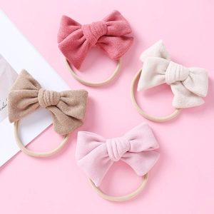 Détails de la texture velours doux et des bandes élastiques des bandeaux bébé