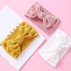 Details der Stricktextur von Baby-Stirnbändern mit großen Schleifen in verschiedenen Farben
