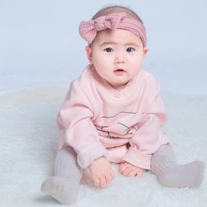 Détail du bandeau tricoté rose pour bébé et texture douce en coton côtelé