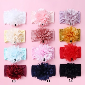 Flachbild von 12 bunten Baby-Stirnbändern aus Nylon mit großen Spitzenblumen-Details
