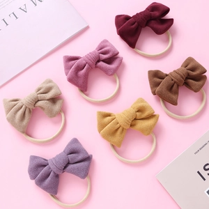 Lot de six bandeaux bébé en nylon souple avec des nœuds en tricot colorés sur rose