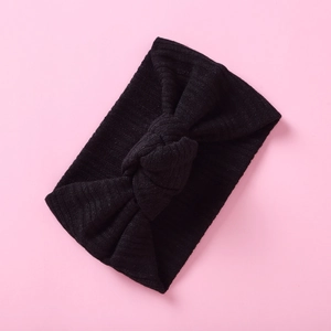 Detail eines schwarzen Strick-Stirnbands für Babys mit elastischer Rippstruktur und Schleife