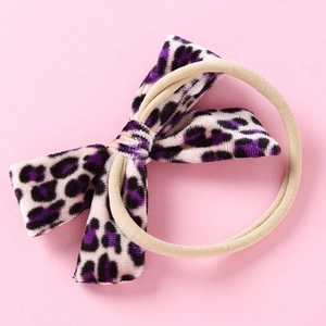 Élastique à cheveux pour fille avec nœud en velours léopard violet et noir sur fond rose