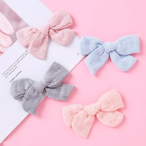 Set di quattro fermagli per capelli in mussola morbida per neonati in rosa e grigio