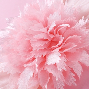 Detailansicht der rosa geschichteten Netzhautblume auf Nylon-Baby-Stirnband mit weicher Textur