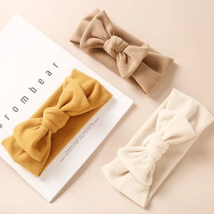 Détail de bandeaux de bébé en imitation cachemire avec nœuds aux couleurs d'automne