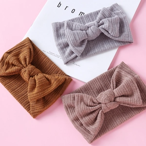 Dreierpack weiche Baby-Strickstirnbänder mit großen Schleifen in Lila, Braun und Rosa