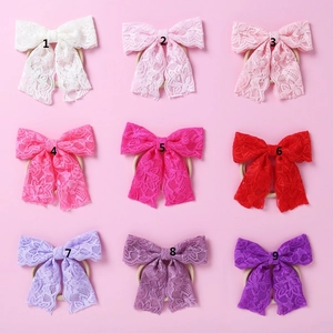 Vue détaillée de neuf couleurs de bandeaux à nœud en dentelle pour bébés filles