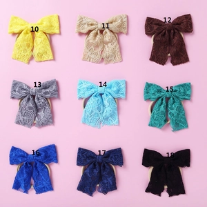 Grille détaillée de neuf bandeaux en dentelle pour bébés avec broderie florale