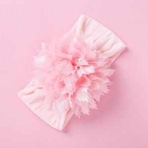 Detailansicht eines rosa Baby-Stirnbands mit einer großen Blume aus Chiffon-Stoff