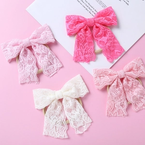 Détail du lot de 4 bandeaux avec nœuds en dentelle pour bébés filles en rose