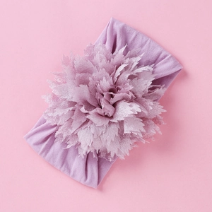 Detailansicht der lavendelfarbenen Chiffon-Blume und des weichen Baby-Stirnbands