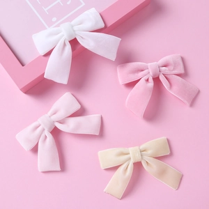 Détails de barrettes à cheveux en velours doux en rose pastel, blanc et crème