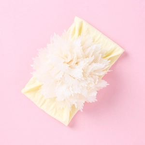 Detailansicht eines Baby-Nylon-Stirnbands mit einer großen, weißen Chiffonblüte auf Rosa