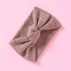 Detail der Strickstruktur des gerippten Baby-Stirnbandes mit Knoten in Altrosa
