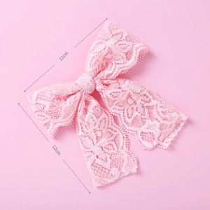 Detailaufnahme der rosa Spitzen-Haarschleife mit Maßen von 11 cm x 12 cm für Mädchen