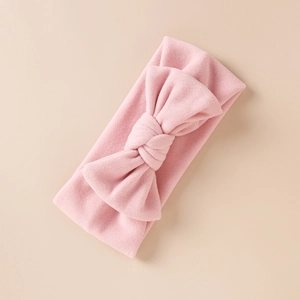 Détails de la texture du bandeau rose pour bébé en faux cachemire avec un grand nœud