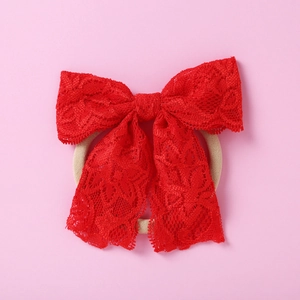 Détail du bandeau en dentelle rouge pour bébé avec texture élastique en nylon doux