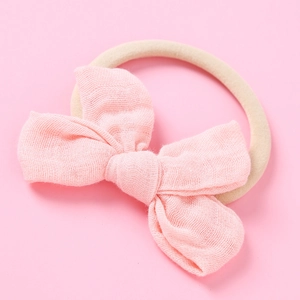 Détail d'un bandeau pour bébé en fibre de bambou rose avec ruban en nylon élastique