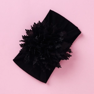Detail eines schwarzen breiten Nylon-Stirnbands mit großer mehrlagiger Stoffblumen-Deko